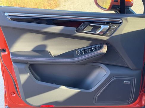 Used 2025 Porsche Macan Premium Plus image 17