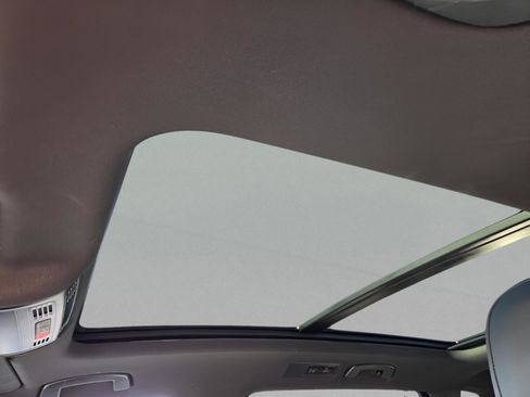 Used 2023 Volkswagen Tiguan SE R-Line image 15