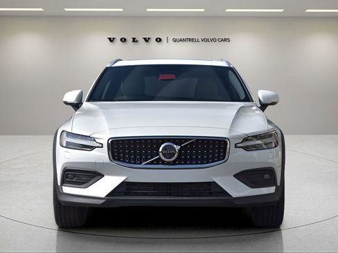 Certified 2026 Volvo V60 B5 Cross Country Plus w/ Protection Package Premier AWD/4WD image 9