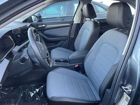 Used 2025 Volkswagen Jetta SE image 36