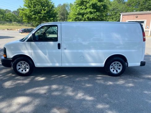 Used 2009 Chevrolet Express 1500 RWD image 2