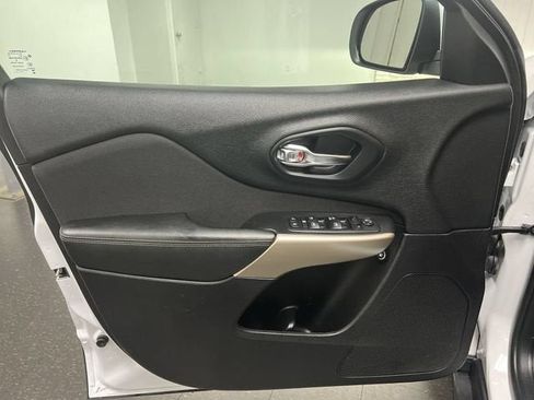 Used 2018 Jeep Cherokee Latitude w/ Safety Group AWD/4WD image 21