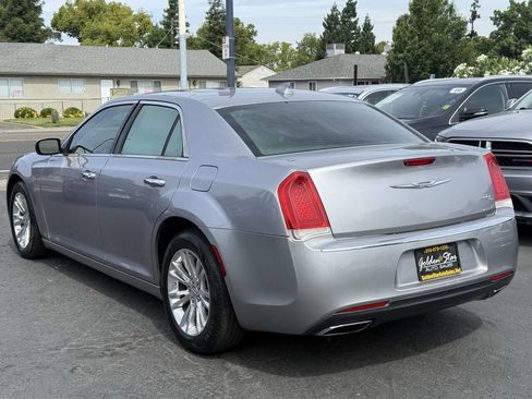 Used 2016 Chrysler 300 C RWD image 4