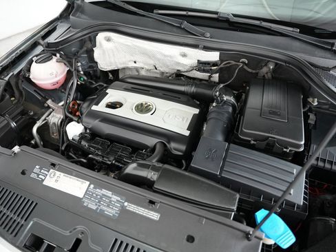 Used 2010 Volkswagen Tiguan SE AWD/4WD image 48