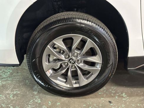 Used 2025 Toyota Sienna LE image 9