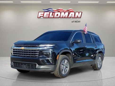 Used 2024 Chevrolet Traverse LT w/ Trailering Package FWD image 1