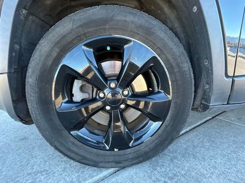 Used 2018 Jeep Cherokee Limited w/ Technology Group image 32