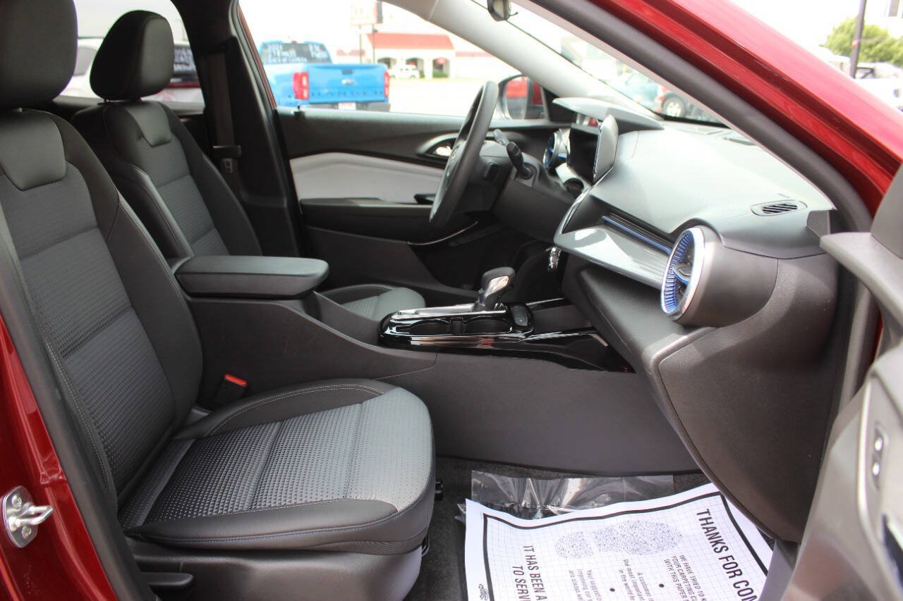 Used 2025 Chevrolet Trax LT FWD image 9