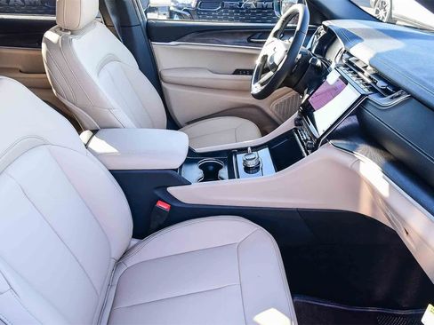 New 2025 Jeep Grand Cherokee Limited image 17