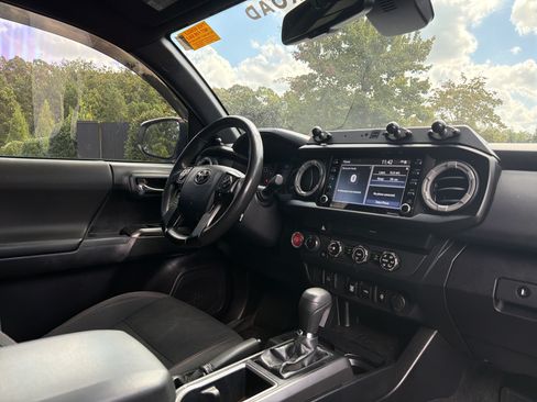 Used 2020 Toyota Tacoma TRD Off-Road AWD/4WD image 6