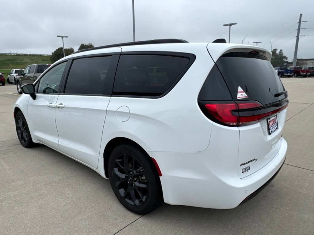 Used 2025 Chrysler Pacifica Limited FWD image 29