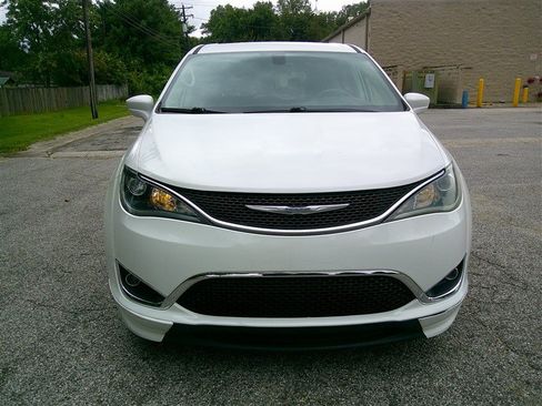 Used 2018 Chrysler Pacifica Touring Plus FWD image 8