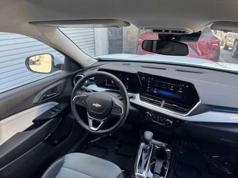 Used 2025 Chevrolet Trax LT w/ LT Convenience Package image 34