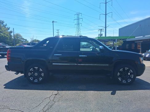 Used 2011 Chevrolet Avalanche LTZ AWD/4WD image 5