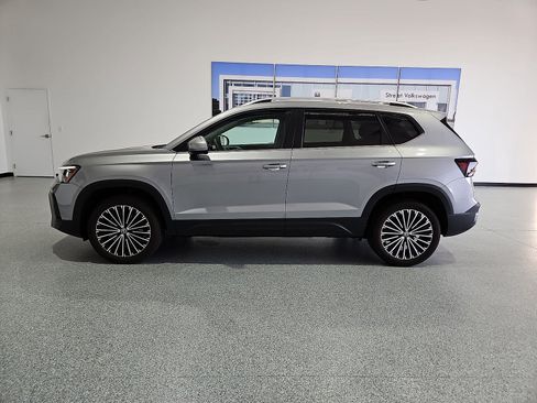 Certified 2025 Volkswagen Taos SE FWD image 5