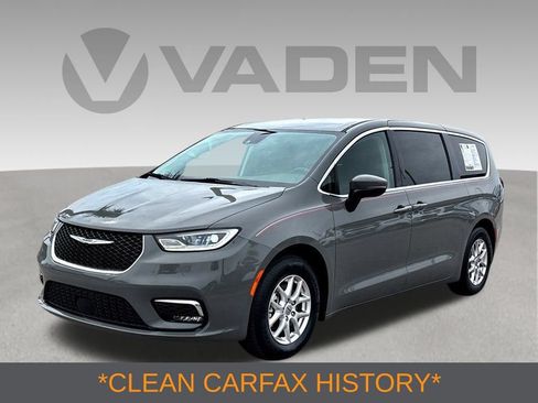 Used 2023 Chrysler Pacifica Touring-L FWD image 3