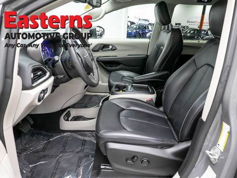 Used 2023 Chrysler Pacifica Touring-L FWD image 14