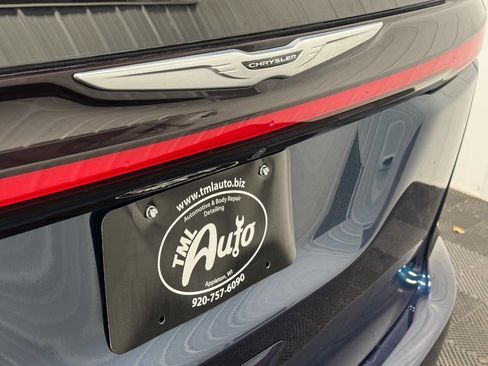 Used 2023 Chrysler Pacifica Touring-L FWD image 5