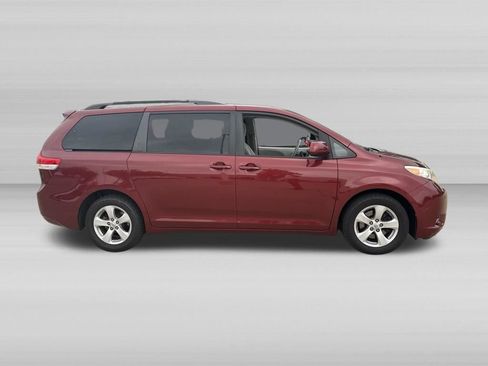 Used 2012 Toyota Sienna LE FWD image 2