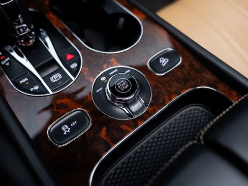 Used 2018 Bentley Bentayga AWD/4WD image 52