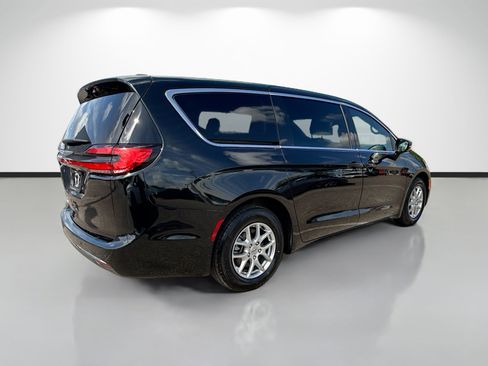 Used 2025 Chrysler Pacifica Select FWD image 3