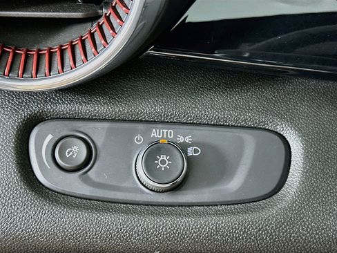 Used 2025 Chevrolet Trax RS w/ Sunroof Package FWD image 17