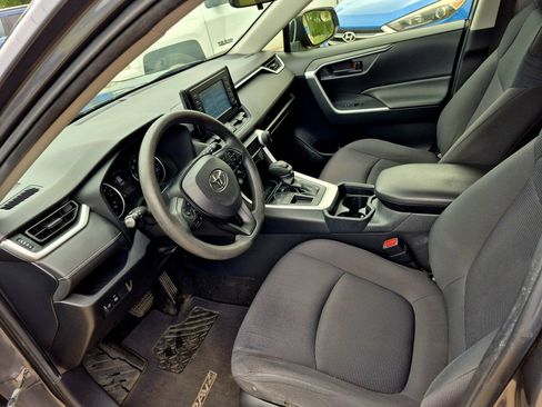 Used 2019 Toyota RAV4 LE FWD image 8