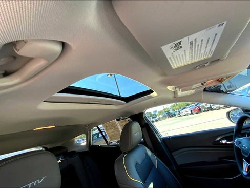 Used 2025 Chevrolet Trax ACTIV w/ Sunroof Package FWD image 12