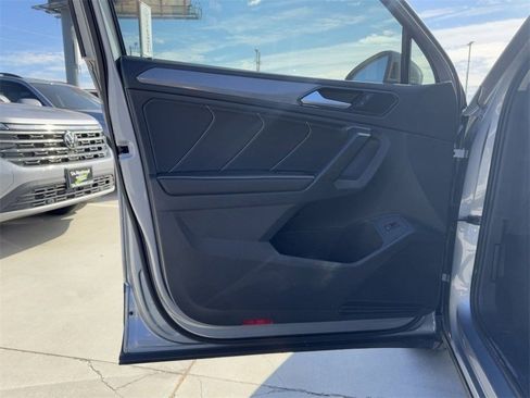 Used 2024 Volkswagen Tiguan SE image 9