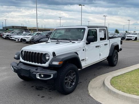 Used 2025 Jeep Gladiator Sport AWD/4WD image 3