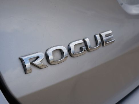 Used 2017 Nissan Rogue SV image 19