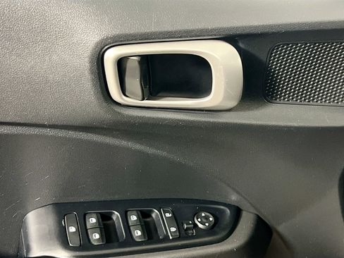 Used 2024 Hyundai Venue SEL FWD image 15