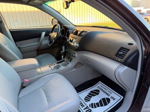 Used 2011 Toyota Highlander SE image 31