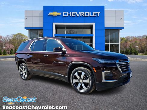 Used 2023 Chevrolet Traverse LT w/ LT Premium Package AWD/4WD image 1