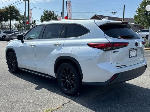Used 2022 Toyota Highlander XLE FWD image 5
