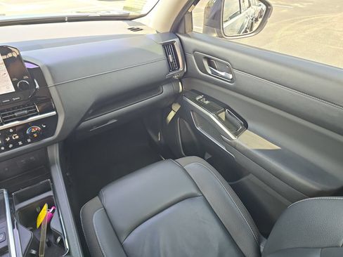 Used 2023 Nissan Pathfinder SL w/ Lighting Package (N92) FWD image 12