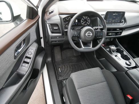 Used 2023 Nissan Rogue SV image 10