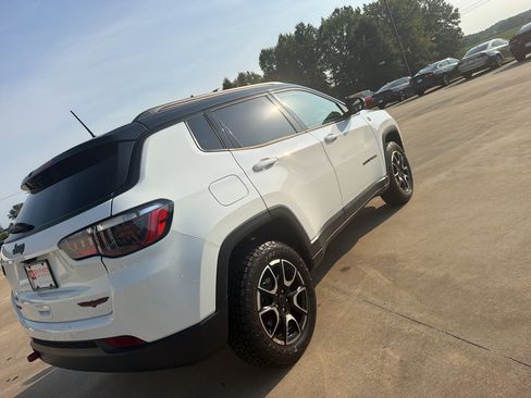Used 2025 Jeep Compass Trailhawk AWD/4WD image 8