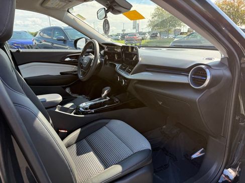 Used 2025 Chevrolet Trax LT FWD image 22