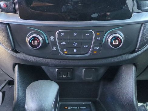 Used 2023 Chevrolet Traverse LT FWD image 19