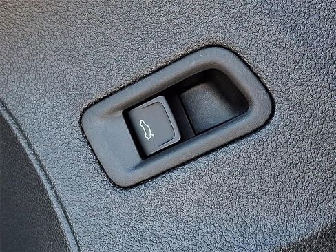 Used 2025 Volkswagen Atlas SE image 27