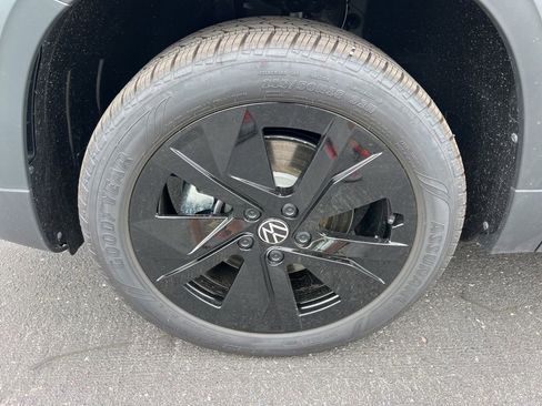 New 2026 Volkswagen Taos SE FWD image 7