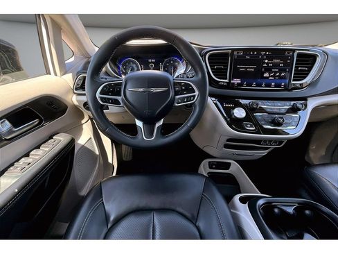Certified 2024 Chrysler Pacifica Touring-L FWD image 8