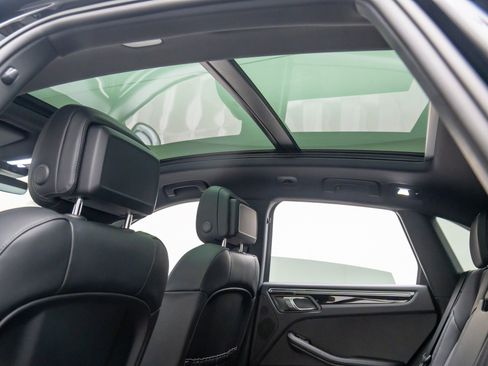 Certified 2025 Porsche Macan image 18