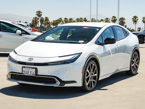 Used 2025 Toyota Prius Plug-In Hybrid FWD image 3