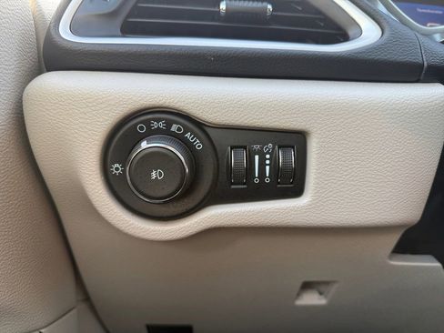 Used 2024 Chrysler Pacifica Touring-L FWD image 26