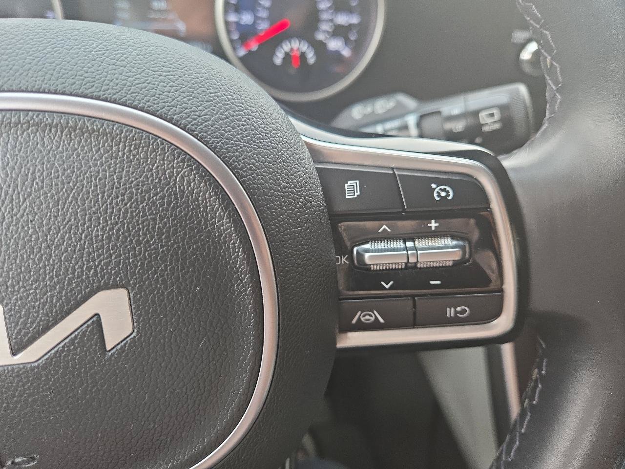 Used 2022 Kia Carnival LX FWD image 18