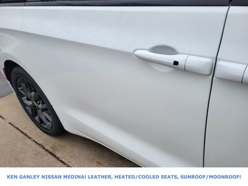 Used 2025 Chrysler Pacifica Limited image 14