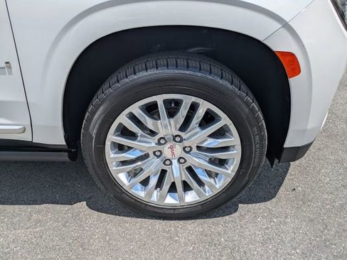 Used 2024 GMC Yukon XL Denali AWD/4WD image 12
