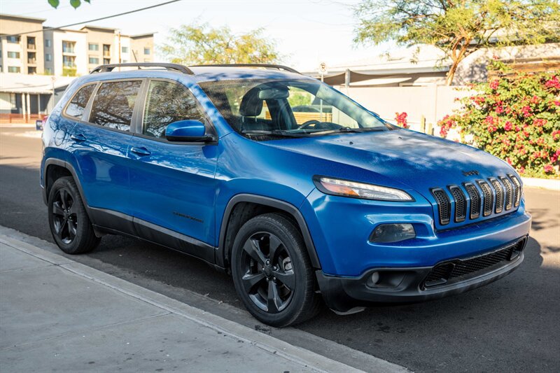 Used 2018 Jeep Cherokee Latitude w/ Altitude Package FWD image 7